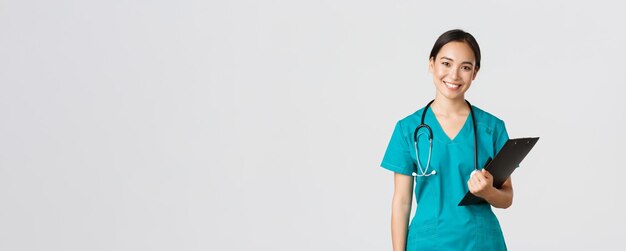 Pracownicy służby zdrowia zapobiegający koncepcji kampanii kwarantanny wirusowej uśmiechnięta azjatycka pielęgniarka lekarz z...