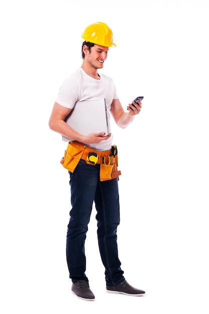 Pracownik budowlany sprawdza coś w telefonie komórkowym