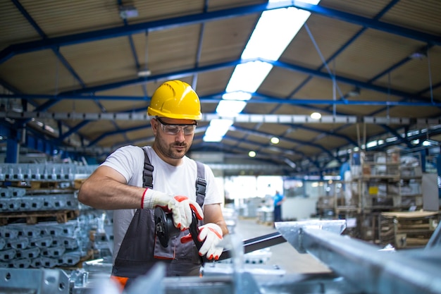 Pracownik Fabryki Pracujący W Przemysłowej Hali Produkcyjnej