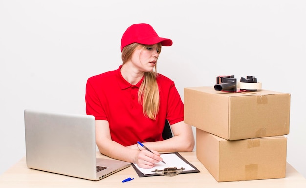 Bezpłatne zdjęcie pracownik firmy pakującej na biurku z laptopem