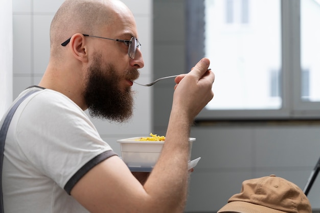 Pracownik glazurnika biorący przerwę na lunch