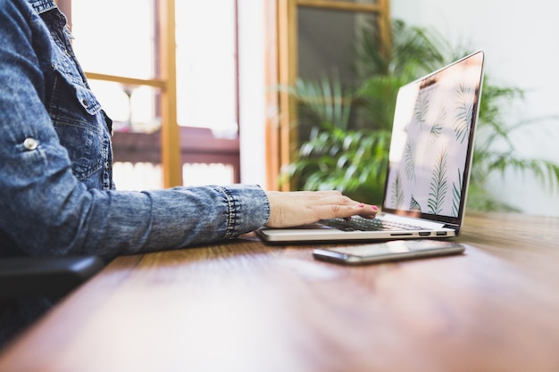 Bezpłatne zdjęcie pracownik pracuje z jej laptopa