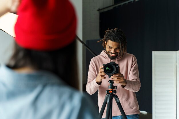 Bezpłatne zdjęcie pracujący fotograf uśmiechnięty