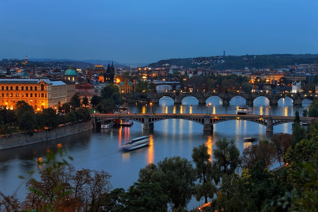 Bezpłatne zdjęcie praga nocą