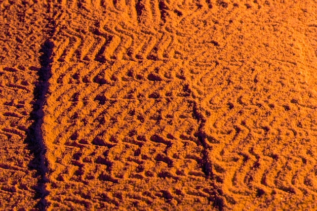 Prążkowany wzór na piasku z zachodu słońca