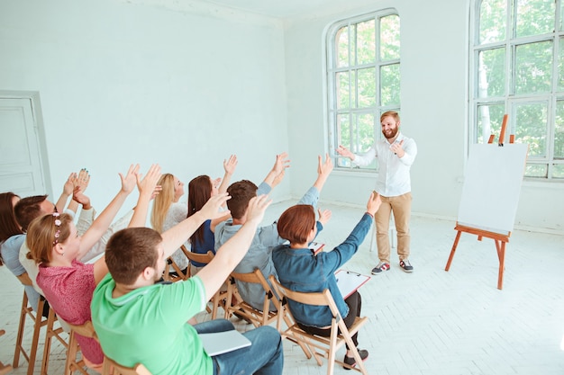 Prelegent na spotkaniu biznesowym w sali konferencyjnej. Koncepcja biznesu i przedsiębiorczości.