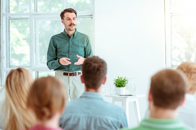 Prelegent na spotkaniu biznesowym w sali konferencyjnej.