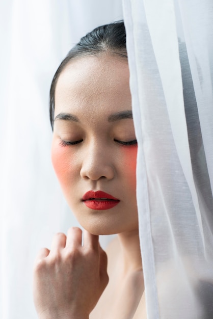 Pretty asian kobieta ubrana w makijaż