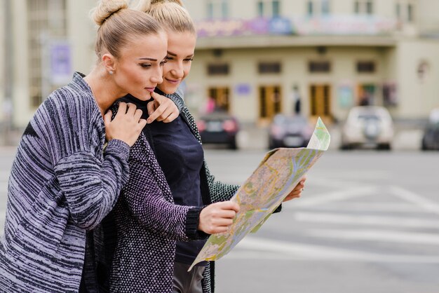 Bezpłatne zdjęcie pretty kobiet z map? w mie? cie