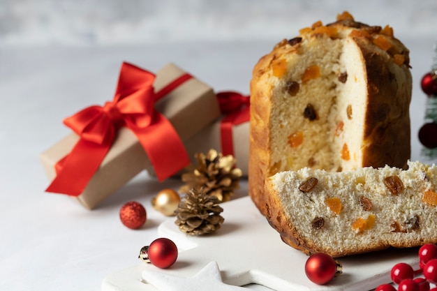 Bezpłatne zdjęcie prezent pod wysokim kątem i smaczny panettone