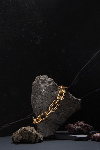 Bezpłatne zdjęcie prezentacja abstrakcyjnej biżuterii ze złotym łańcuszkiem