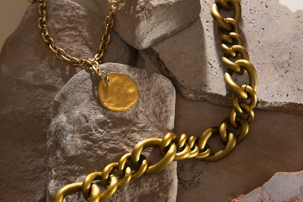 Bezpłatne zdjęcie prezentacja abstrakcyjnej biżuterii ze złotym łańcuszkiem