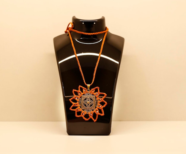Bezpłatne zdjęcie prezentacja biustu na biżuterię na naszyjnik wisiorek biżuteria styl życia akcesoria modowe makieta