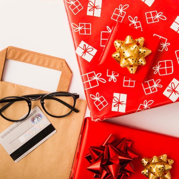 Bezpłatne zdjęcie prezenty świąteczne przygotowujemy z pudełkami prezentowymi i kolorowymi kokardkami