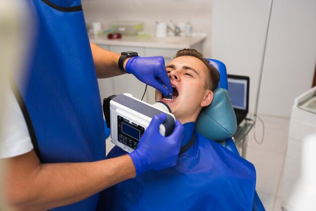 Procedura dentystyczna u pacjenta przez dentystę
