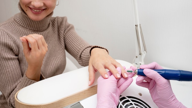 Bezpłatne zdjęcie proces manicure do pielęgnacji paznokci