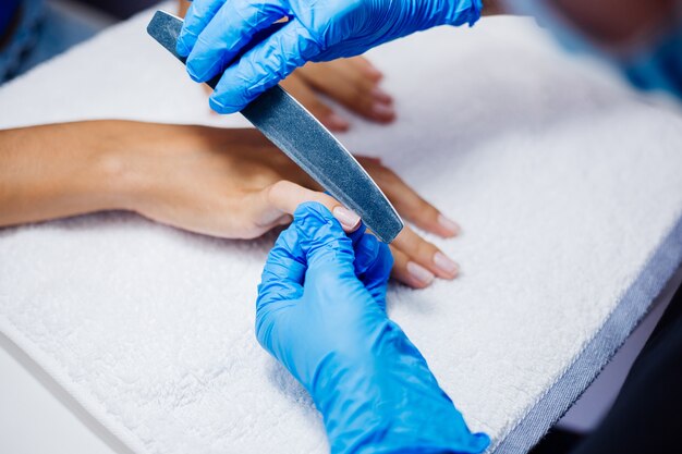 Proces manicure sprzętowego