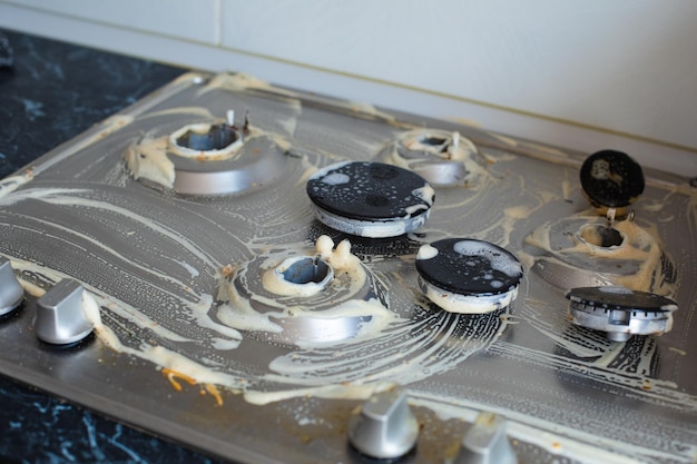 Proces mycia kuchenki gazowejZbliżenie brudnej kuchenki gazowej pokrytej chemicznym płynem do mycia Praca domowa lub koncepcja prac domowych