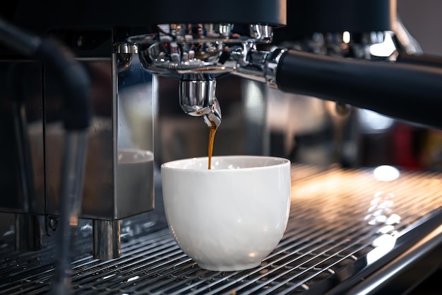 Proces przygotowania espresso w profesjonalnym ekspresie do kawy z bliska