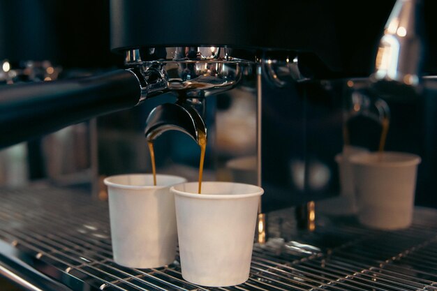 Proces przygotowywania espresso w profesjonalnym ekspresie do kawy z bliska
