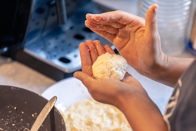 Bezpłatne zdjęcie proces wytwarzania cheesecakes cottage cheese fritter