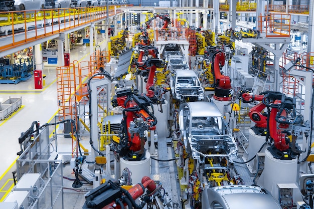 Produkcja linii montażowej nowego samochodu Zautomatyzowane spawanie karoserii na linii produkcyjnej Pracuje zrobotyzowane ramię na linii produkcyjnej samochodu