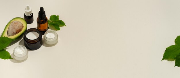 Produkty kosmetyczne o wysokim kącie z miejscem na kopię i awokado