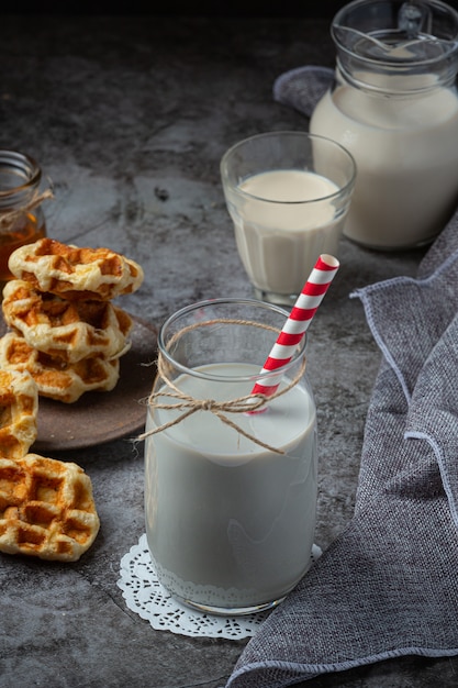 Produkty mleczne smaczne zdrowe produkty mleczne na stole na kwaśnej śmietanie w misce, twarożku, misce w śmietanie i słoiku z mlekiem, szklanej butelce i szklance.