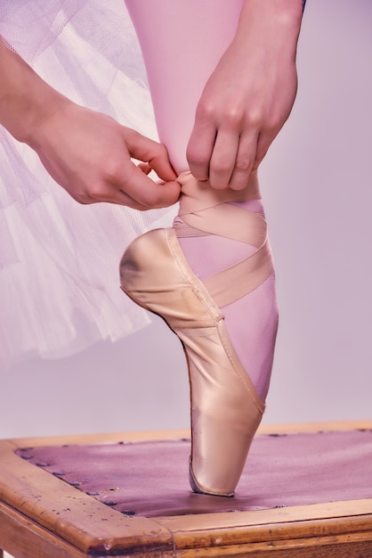 Profesjonalna balerina zakładająca baletki