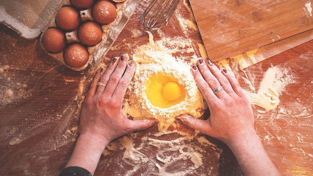 Profesjonalna piekarz gotujący ciasto z jajkami i mąką do wypieków wielkanocnych