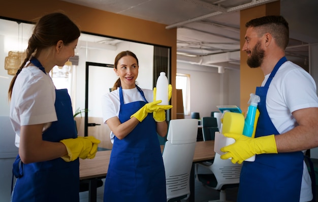 Bezpłatne zdjęcie profesjonalna usługa sprzątania osób pracujących razem w biurze
