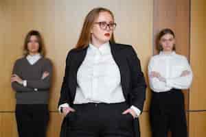 Bezpłatne zdjęcie profesjonalne kobiety w stylowych garniturach w biurze