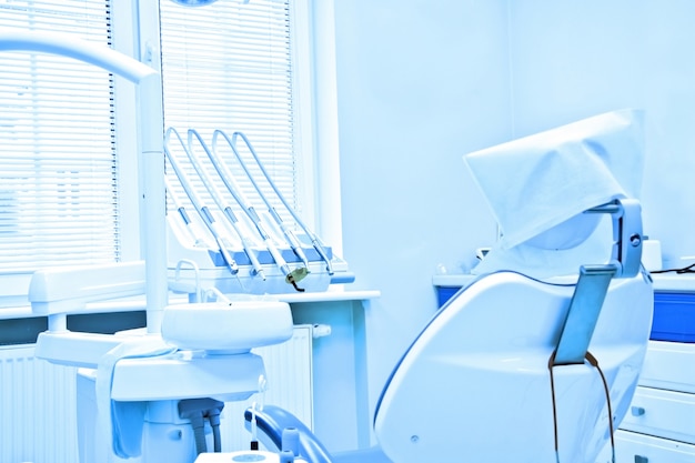 Profesjonalne narzędzia dentystyczne w biurze stomatologicznym.