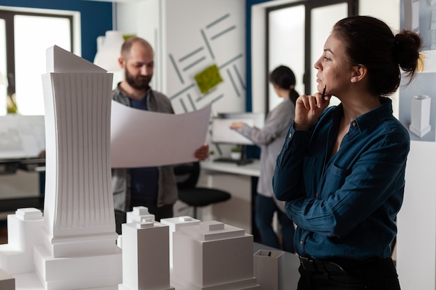 Bezpłatne zdjęcie profesjonalni architekci pracujący nad planem projektu