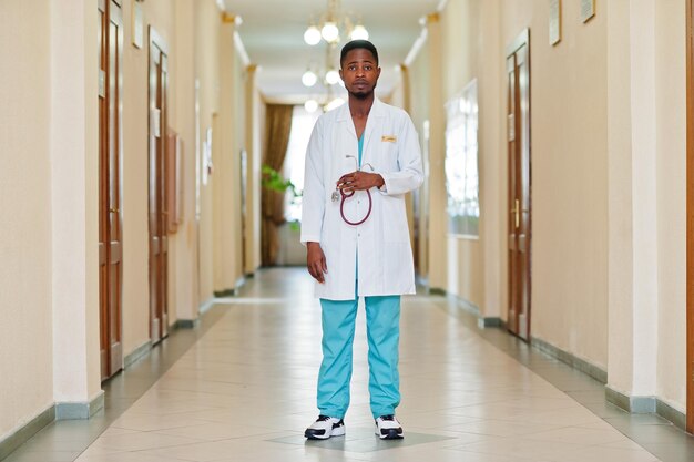 Profesjonalny afrykański mężczyzna lekarz w szpitalu Medyczna służba zdrowia i usługi lekarskie w Afryce