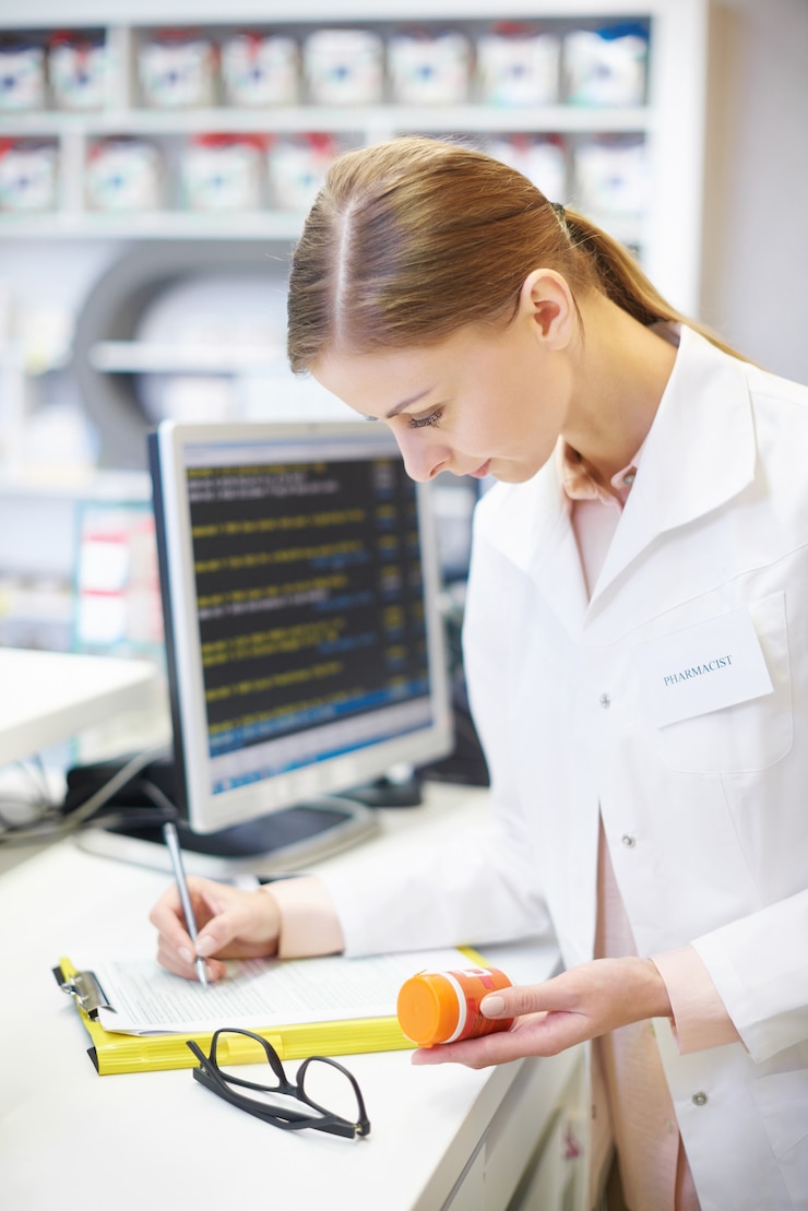Bezpłatny plik Zdjęcie profesjonalny farmaceuta podczas pracy