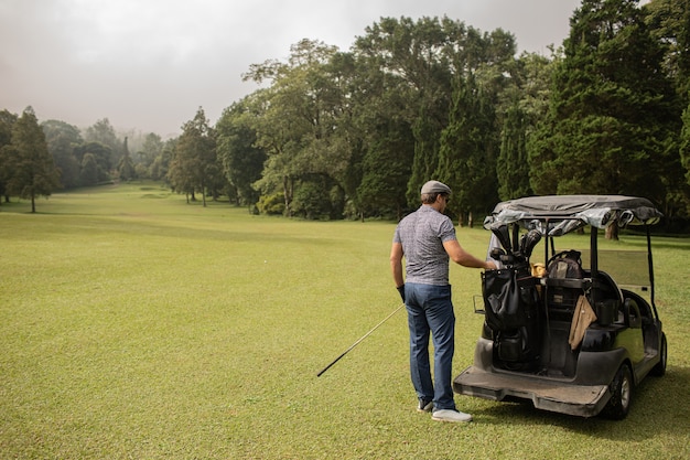 Bezpłatne zdjęcie profesjonalny golfista. bali. indonezja.