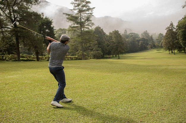 Bezpłatne zdjęcie profesjonalny golfista. bali. indonezja.