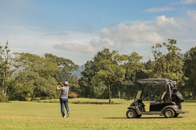 Bezpłatne zdjęcie profesjonalny golfista. bali. indonezja.