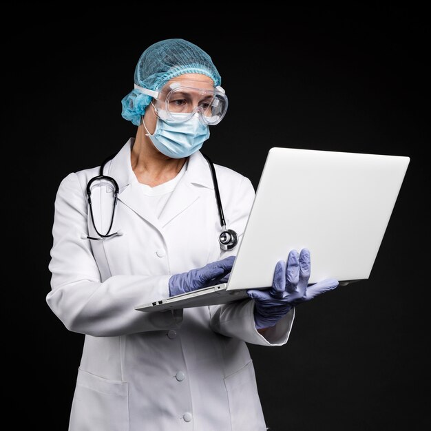 Profesjonalny lekarz noszący sprzęt medyczny na wypadek pandemii