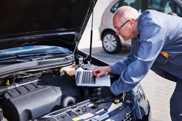 Profesjonalny mechanik wykorzystujący w pracy współczesne technologie