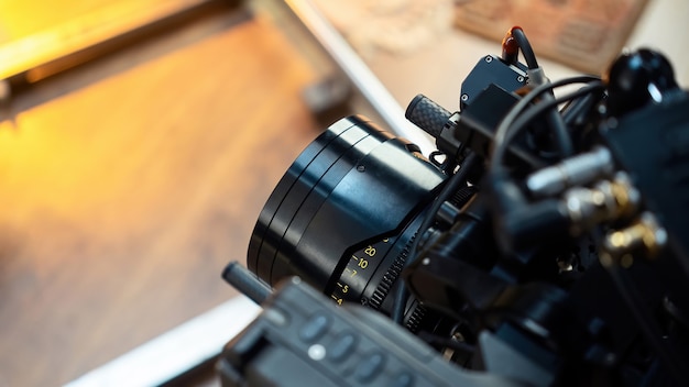 Profesjonalny obiektyw kamery filmowej na planie filmowym