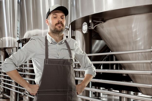 Bezpłatne zdjęcie profesjonalny piwowar na własną rzemieślniczą produkcję alkoholi