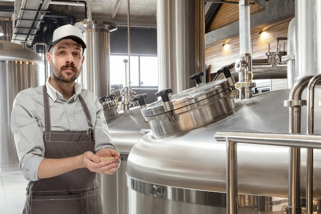 Profesjonalny piwowar na własnej rzemieślniczej produkcji alkoholi.