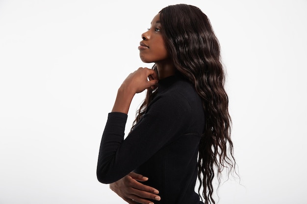 Profil czarnej kobiety pokazujący jej długie falowane włosy