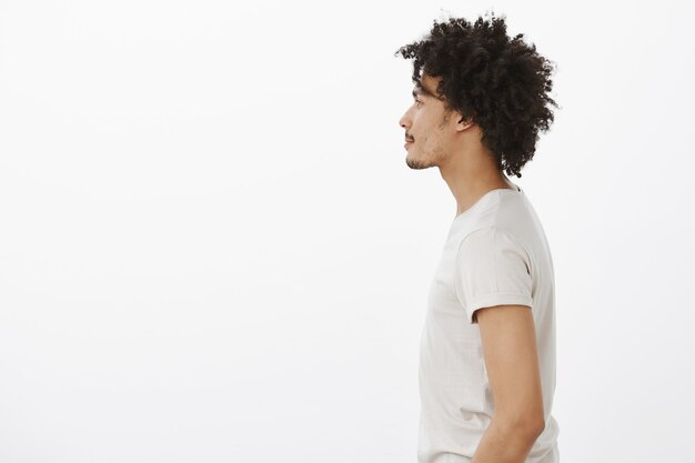 Profilowy portret przystojny mężczyzna Afroamerykanin patrząc w lewo