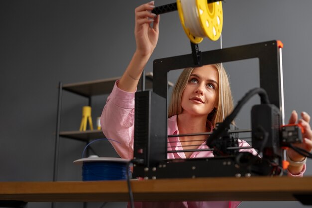 Projektant korzystający z drukarki 3D
