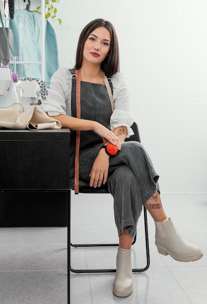 Bezpłatne zdjęcie projektant mody pozuje na krześle