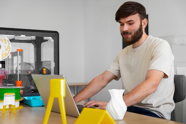Projektant używający drukarki 3D