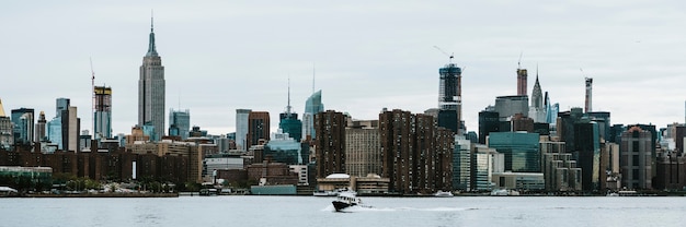 Prom na East River z widokiem na Manhattan, USA